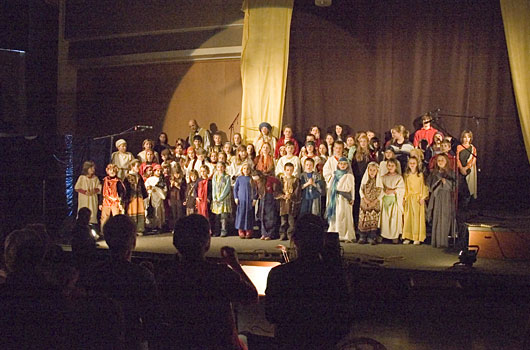 Blick auf die Bühne bei der Aufführung des Kinder-Musicals in der Evangeliumshalle in Wehrda