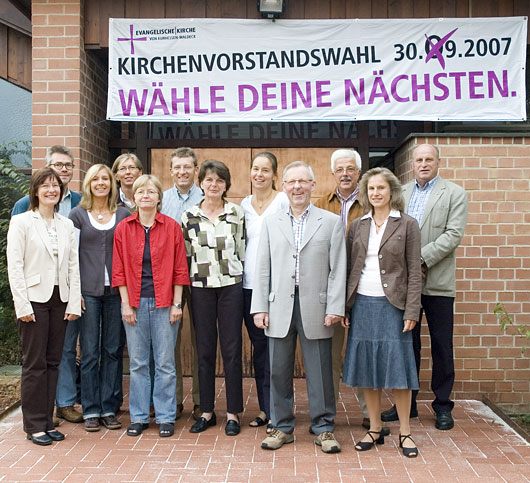 Alle zwölf Kandidatinnen und Kandidaten der Kirchenvorstandswahl 2007 vor dem Eingang der Trinitatiskirche