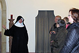 Die Mitglieder des Kirchenvorstands verfolgen aufmerksam die Ausfhrungen von Schwester Maria Magdalena in der Klosterkirche Engelthal.