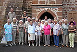 Gruppenbild vor der Auenkanzel der Martinskirche auf dem Christenberg.