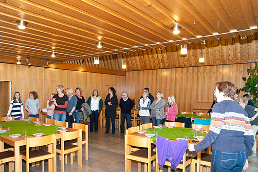 Blick in den groen Gemeinderaum, wo Pfarrerin Mohr die neuen Konfirmanden und ihre Eltern begrt.