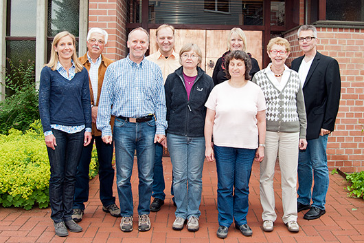 Die Kandidatinnen und Kandidaten der Kirchenvorstandswahl 2013 vor dem Eingang der Trinitatiskirche.