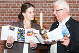 Elisabeth Terno und Heinz Rau tauschen sich ber das neue Faltblatt aus, das beide in den Hnden halten.