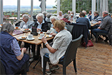 Teilnehmerinnen und Teilnehmer des Seniorenausflugs beim Kaffeetrinken in der Gaststtte auf dem Christenberg.