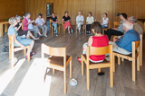 Blick in den Gemeinderaum der Trinitatiskirche, wo die Teilnehmerinnen und Teilnehmer des Predigtnachgesprchs in einer Runde sitzen und diskutieren.