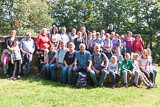 Die rund 35 Gemeindemitglieder, die an der Wanderung teilnahmen, haben sich vor der Burgruine Weier Stein zum Gruppenfoto aufgestellt.