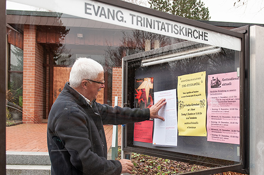 Heinz Rau beim Bestcken des Schaukastens vor der Trinitatiskirche.