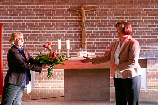 Die Kirchenvorsteherin Irmi Rauff berreicht einen Blumenstrau an die neue Lektorin Birgit Heeel.