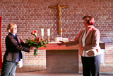 Die Kirchenvorsteherin Irmi Rauff berreicht einen Blumenstrau an die neue Lektorin Birgit Heeel.