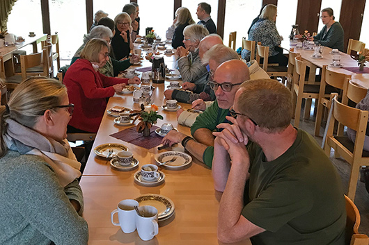 Die Besucherinnen und Besucher unterhalten sich nach dem Erntedankgottesdienst bei Kaffee und Kuchen im groen Gemeinderaum.