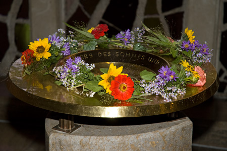 Die mit Blumen geschmückte Taufschale der Trinitatiskirche