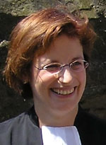 Portraitfoto von Pfarrerin Bettina Mohr im Talar