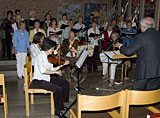 Foto der Kantorei mit Instrumentalisten und Dirigent Dr. Bernhard Orlich wärend des musikalischen Gottesdienstes am 2. Juni 2007