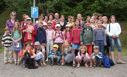 Gruppenbild der Kinder und Betreuerinnen nach der Ankunft in Hallenberg