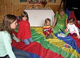 Foto von Kindern und Kindergottesdienst-Mitarbeiterinnen während der Aktion 'Vier-Farben-Land' im Kindergottesdienst-Raum