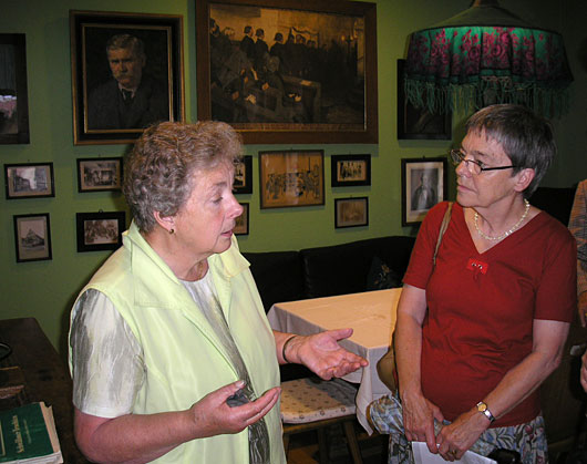 Innenaufnahme des Museums Malerstübchen mit der Museumsführerin und Dorle Wilke
