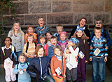 Gruppenbild der Kinder und der Mitglieder des Kindergottesdienstteams an der Elisabethkirche