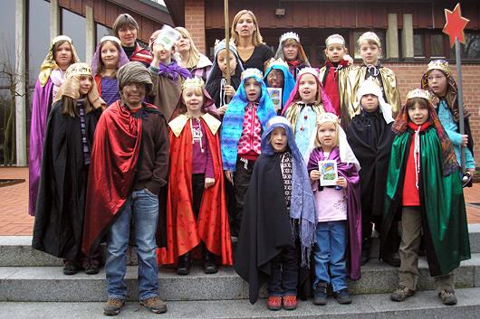 Die Sternsinger 2008 in ihren Kostümen vor dem Eingang zur Trinitatiskirche