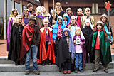 Die Sternsinger 2008 in ihren Kostümen vor dem Eingang zur Trinitatiskirche