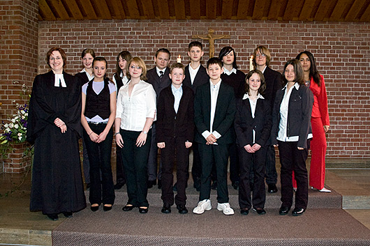 Die Konfirmanden 2008 und Pfarrerin Bettina Mohr im Altarraum der Trinitatiskirche