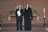 Blick in den Altarraum, vor dem Dr. Hans-Gerd Lehmann und Pfarrerin Bettina Mohr zu sehen sind