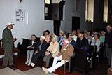 Blick in den Kirchraum des Klosters Haina mit den Teilnehmerinnen und Teilnehmern des Seniorenausflugs