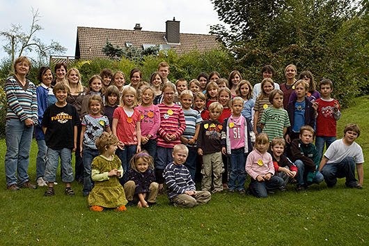 Gruppenbild der teilnehmenden Kinder und des Kinderkirchentags-Teams im Kirchgarten