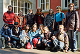 Gruppenbild der Teilnehmer des Ausflugs vor dem Bibelhaus in Frankfurt