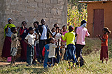 Tanzende und klatschende Kinder vor einem einfachen Kirchgebäude im ostäthiopischen Kombolcha