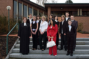 Die Konfirmanden 2008 und Pfarrerin Bettina Mohr vor dem Eingang zur Trinitatiskirche (1)