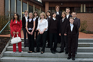 Die Konfirmanden 2008 und Pfarrerin Bettina Mohr vor dem Eingang zur Trinitatiskirche (2)