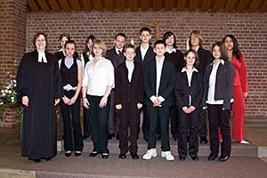 Die Konfirmanden 2008 und Pfarrerin Bettina Mohr im Altarraum der Trinitatiskirche (2)