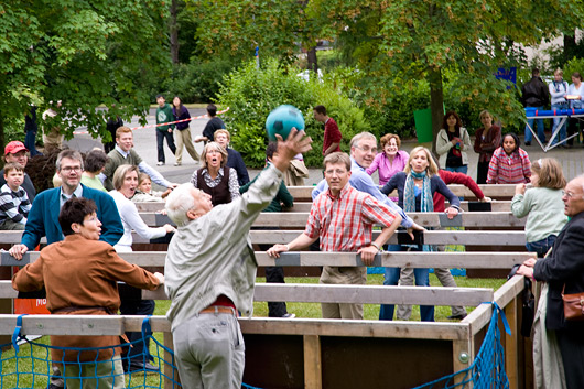 Zahlreiche Zuschauer wohnten dem „Menschen-Kicker“-Spiel der Kirchenvorstände der beiden Wehrdaer Gemeinden bei.