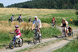 Eine Gruppe von Teilnehmerinnen und Teilnehmern der diesjährigen Radtour bei ihrer Ankunft am Grillplatz in Anzefahr.