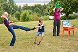 Teilnehmerinnen und Teilnehmer der Gemeindefreizeit beim Spielen im Außenbereich des Freizeitheims in Niedenstein.