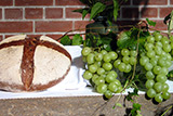 Ein Laib Brot und Tafeltrauben auf dem Altar der Trinitatiskirche.