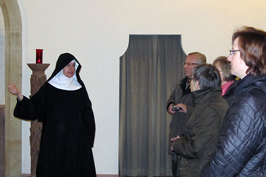Die Mitglieder des Kirchenvorstands verfolgen aufmerksam die Ausführungen von Schwester Maria Magdalena in der Klosterkirche Engelthal.