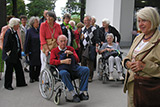 Gruppenaufnahme mit Teilnehmerinnen und Teilnehmern am Ausflug vor dem Gartenforum.