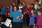 Der Dirigent und Mitglieder des Chores beim Singen im Altarraum der Trinitatiskirche.