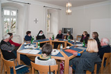 Die Mitglieder des Kirchenvorstands sitzen gemeinsam mit der Äbtissin an einer kreisförmig gestellten Tischgruppe.
