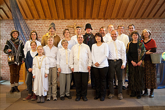 Die mitwirkenden Erwachsenen haben sich nach dem Gottesdienst zum Gruppenbild im Altarraum der Kirche aufgestellt.