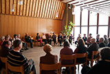 Blick in den großen Gemeinderaum der Trinitatiskirche, wo die Gemeindemitglieder einen Gesprächskreis bilden.