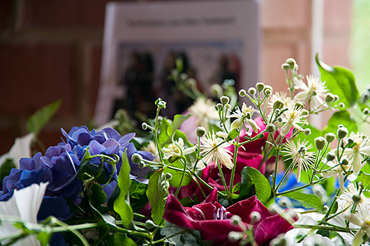 Blick auf die liebevoll gestaltete Blumenschale im Eingangsbereich der Trinitatiskirche.