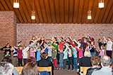 Die Teilnehmerinnen und Teilnehmer der Kinderkirchentage beim Singen im Altarraum der Trinitatiskirche.