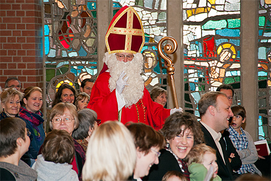 Der heilige Nikolaus beim Einzug in die Trinitatiskirche.
