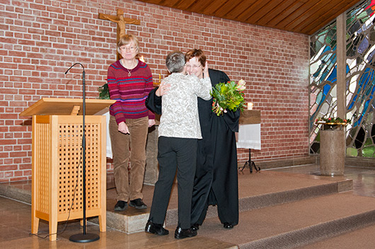 Dorle Wilke, Irmi Rauff und Bettina Mohr im Altarbereich der Trinitatiskirche