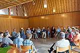 Blick in den großen Gemeinderaum, wo die Teilnehmer des Predigtnachgesprächs im Kreis sitzend diskutieren.