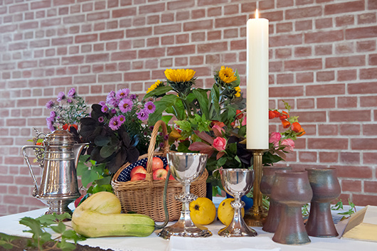 Auf dem Altar sind Früchte und Blumen angerichtet.