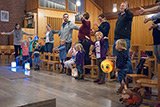 Die Kinder des Mini-Gottesdienstes mit ihren Eltern beim Singen.