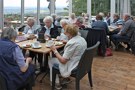 Teilnehmerinnen und Teilnehmer des Seniorenausflugs beim Kaffeetrinken in der Gaststätte auf dem Christenberg.